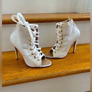 Manolo Blahnik Ligaro Linen Lace Up Ankle Booties. Off White. Size 38.5. NIB.